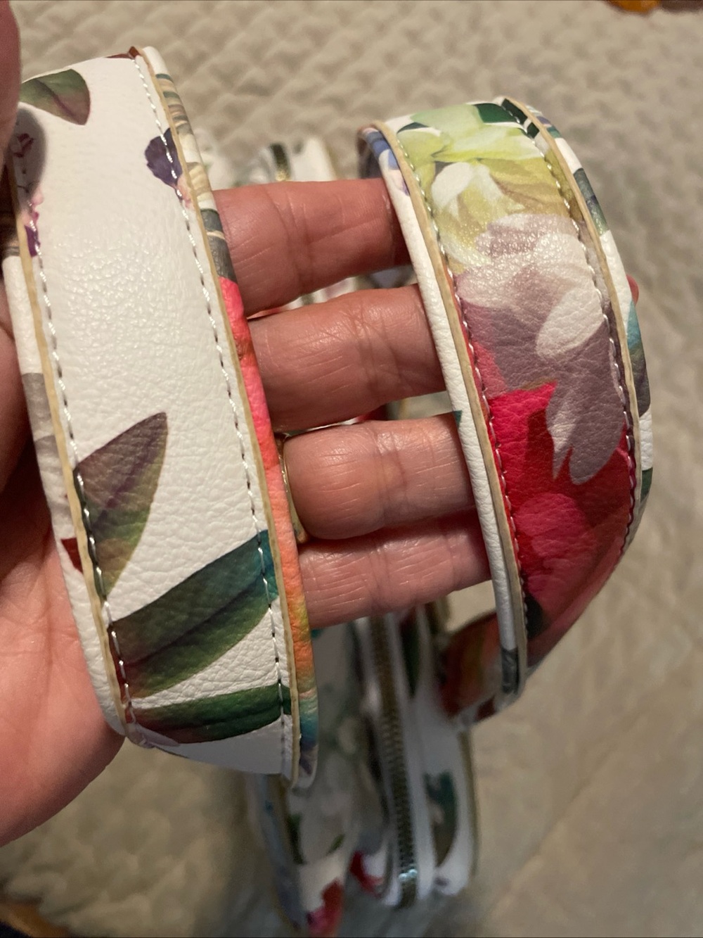 Lg BETSEY JOHNSON White Floral Cosmetic Bag with Gold Bow Accent new without tag - Picture 3 of 10